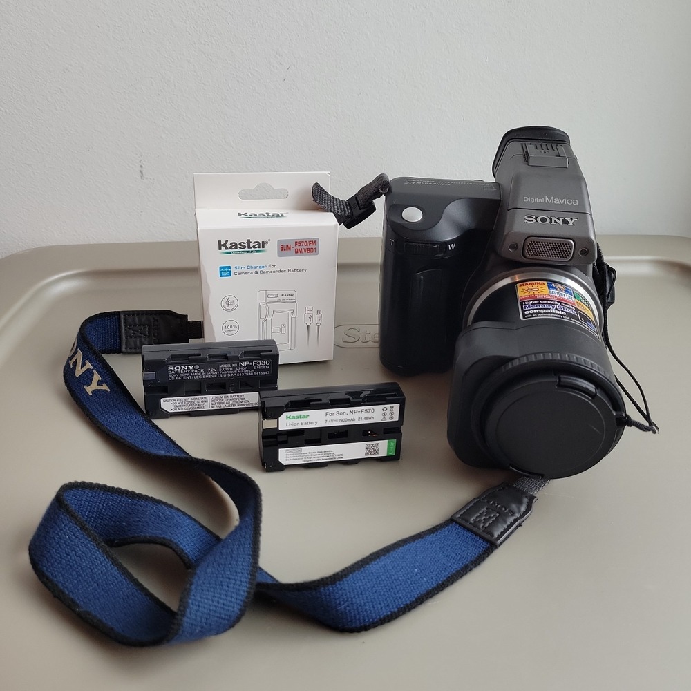Vintage Sony Mavica MVC-FD95 Compact Camera 10x/20x Zoom + Battery Works - READ